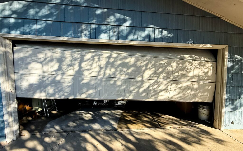 Emergency-Garage-Door-Repair-in-Lincoln-1